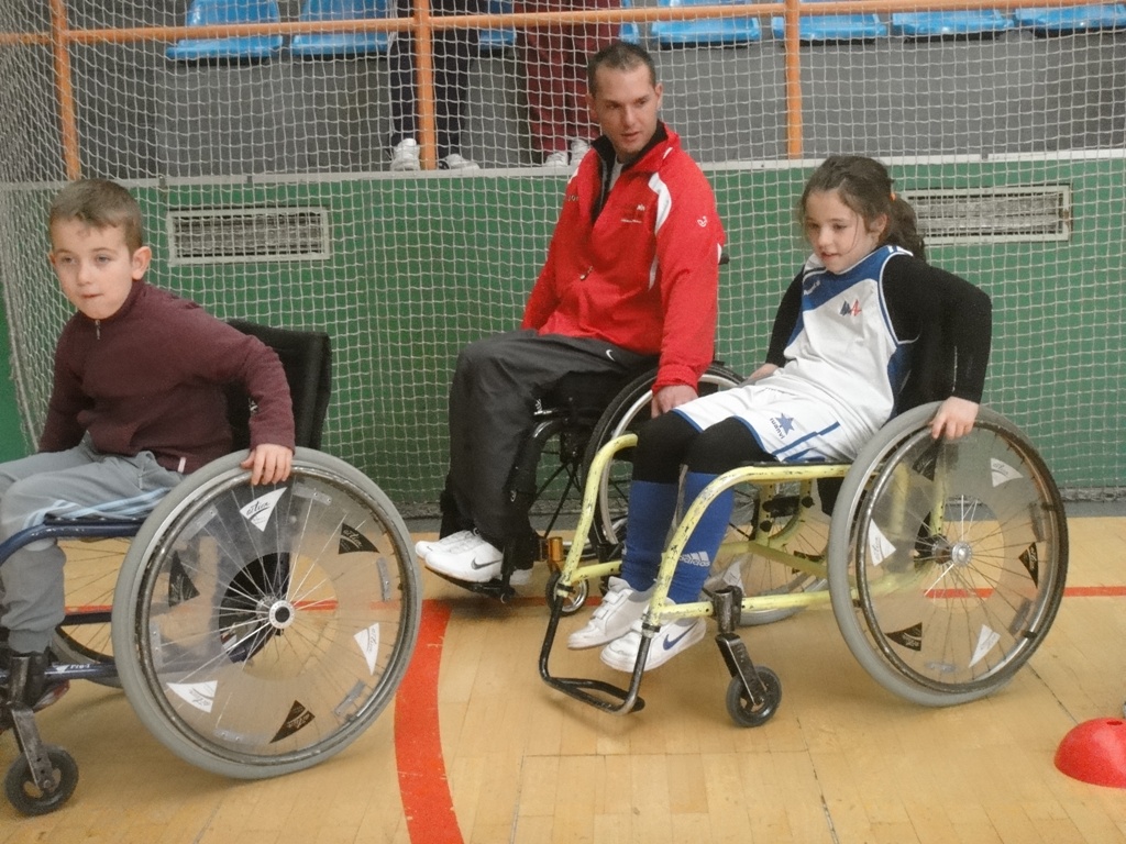 Este sábado el ayuntamiento de Salamanca, dentro de su programa prebenjamín para escolares salmantinos organizó la actividad de deporte adaptado - deporte paralímpico con el doble objetivo de educar y divertir; baloncesto en silla de ruedas, goalball, boccia, volei sentados, y otras pruebas y juegos hicieron las delicias de los infantes entre 4 y 8 años. Aviva fue la encargada a través de sus técnicos y monitores de desarrollar este programa que también tiene continuidad en los centros educativos de Salamanca y su provincia.